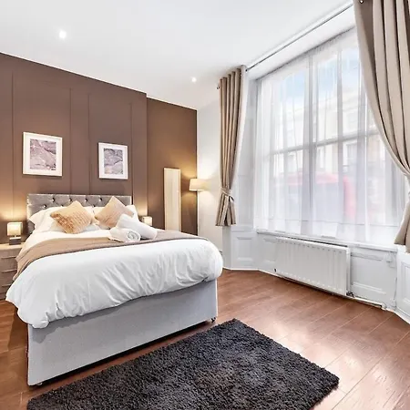 Luxury 2 Bedroom Balcony Kensington Flat For 6 Near Harrods & Next To Station!